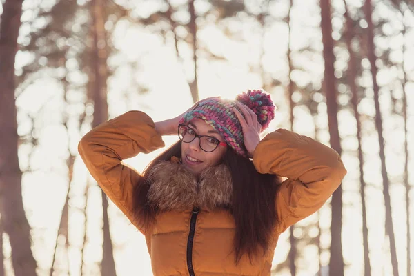 Kiefernwald. Mädchen geht im Wald spazieren. — Stockfoto