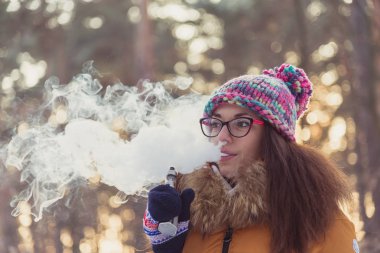 Elektronik sigara. Kız elektronik sigara içiyor.