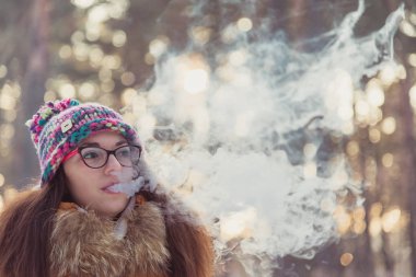 Elektronik sigara. Kız elektronik sigara içiyor.