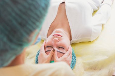 Yüz masaj. Güzellik Salonu içinde yüz masajı yapıyor kızlar