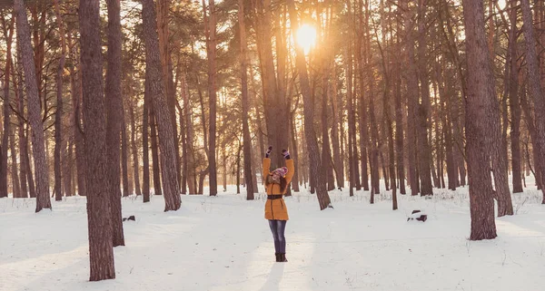 Fenyves erdőben. Lány séta az erdőben. — Stock Fotó