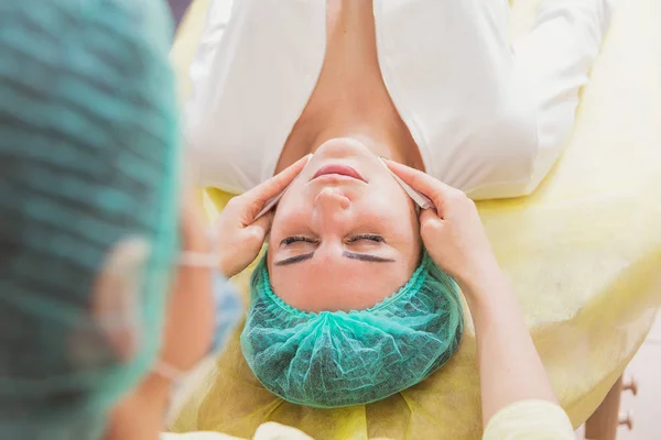 Masaje facial. Chicas haciendo masaje facial en el salón de belleza — Foto de Stock