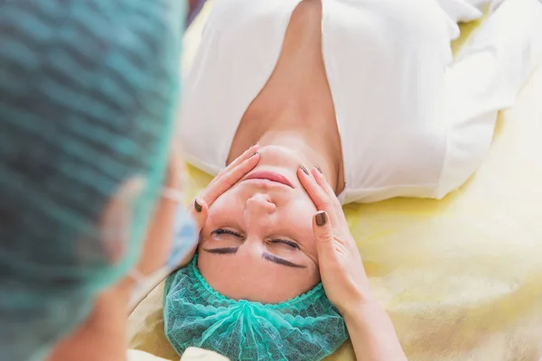 Face massage. Girls doing facial massage in the beauty salon — Stock Photo, Image