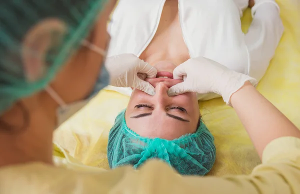 Gezicht massage. Meisjes doen gezicht massage in de schoonheidssalon — Stockfoto