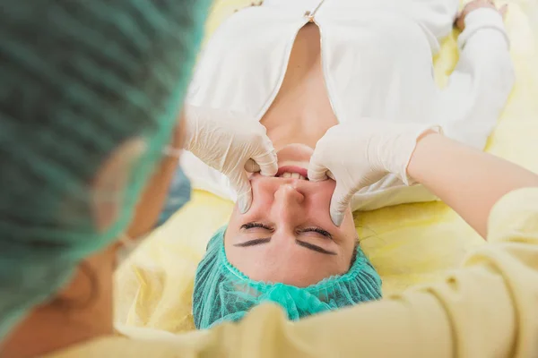 Massaggio viso. Ragazze che fanno massaggio facciale nel salone di bellezza — Foto Stock