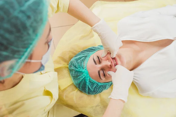 Masaje facial. Chicas haciendo masaje facial en el salón de belleza — Foto de Stock