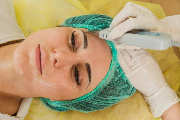 Skin care. Girls clean face in the beauty salon. — Stock Photo, Image