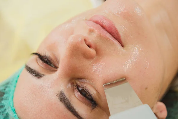 Skin care. Girls clean face in the beauty salon. — Stock Photo, Image