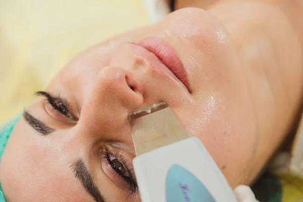 Cuidado de la piel. Chicas cara limpia en el salón de belleza . — Foto de Stock