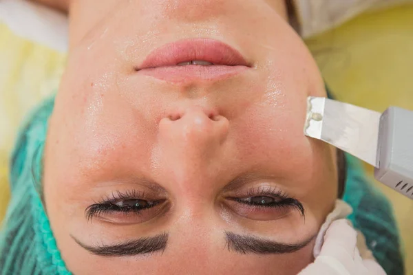 Cuidado de la piel. Chicas cara limpia en el salón de belleza . — Foto de Stock