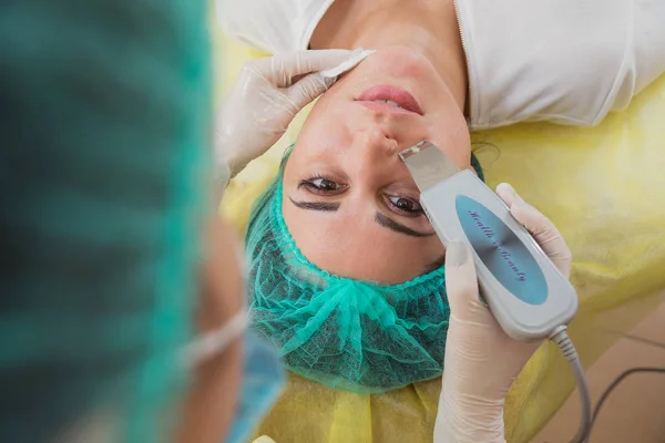 Cura della pelle. Ragazze viso pulito nel salone di bellezza . — Foto Stock