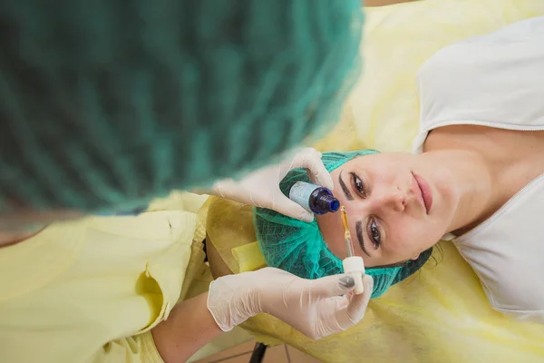 Cosmetische gezichtsmasker. Meisje in een schoonheidssalon Maak een masker voor de f — Stockfoto