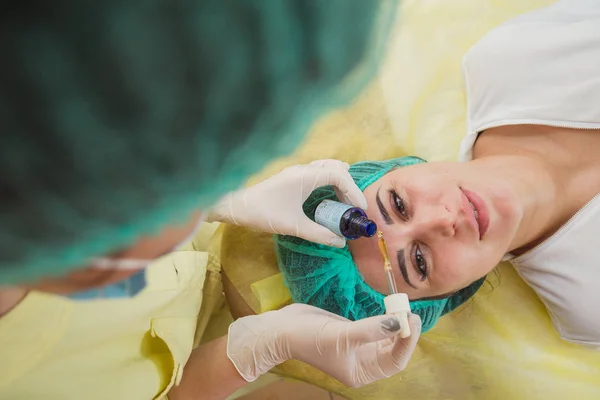 Cosmetische gezichtsmasker. Meisje in een schoonheidssalon Maak een masker voor de f — Stockfoto