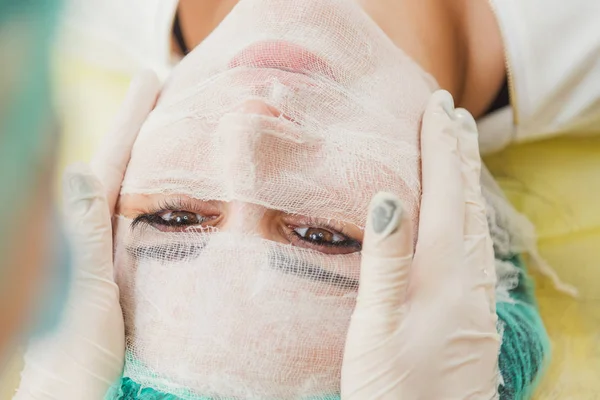 Kosmetiska ansiktsmask. Flicka i en skönhetssalong gör en mask för f — Stockfoto