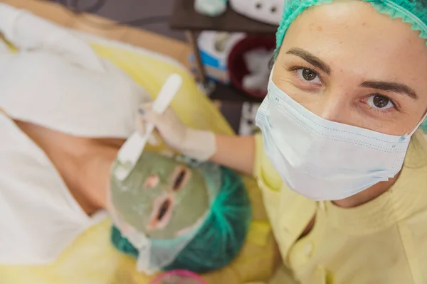 Mascarilla cosmética. Chica en un salón de belleza hacer una máscara para la f — Foto de Stock