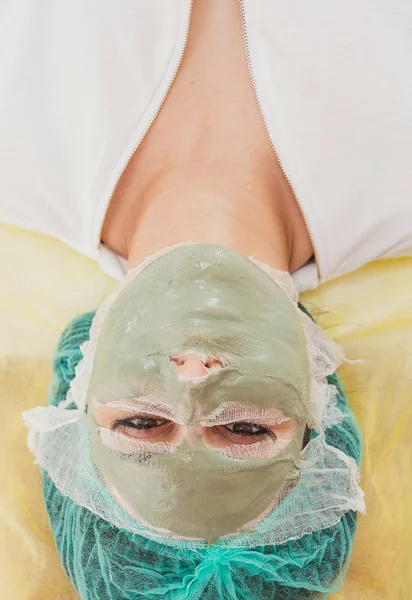Kosmetická maska. Dívka v salonu krásy, aby maska pro f — Stock fotografie