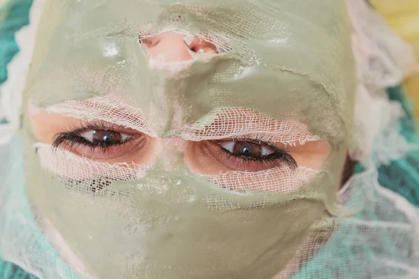 Косметическая маска для лица. Девушка в салоне красоты сделать маску для F — стоковое фото