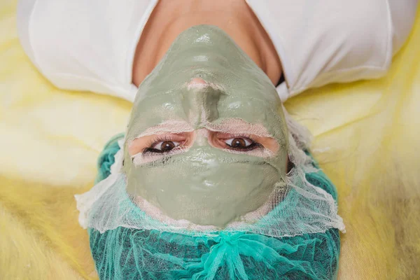 Kosmetische Gesichtsmaske. Mädchen in einem Schönheitssalon machen eine Maske für die f — Stockfoto