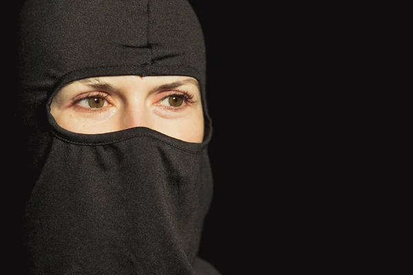 Una delinquente. La ragazza con una maschera nera . — Foto Stock