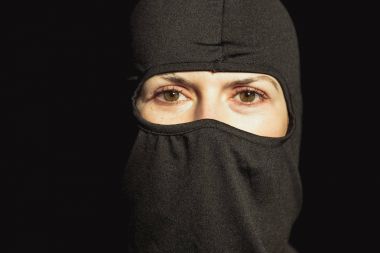 Kız suçlu. Siyah bir maske kız.