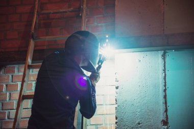 Kaynak Makinası. Adam bir kaynak makinası çalışıyor