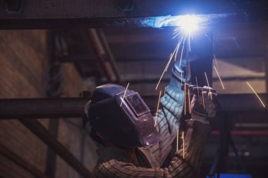 Kaynak Makinası. Adam bir kaynak makinası çalışıyor
