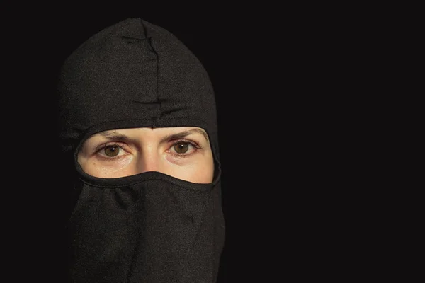 Una delinquente. La ragazza con una maschera nera . — Foto Stock