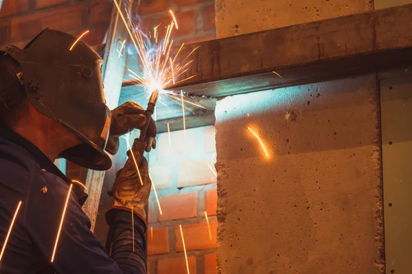 焊接机。男人工作作为焊接机 — 图库照片