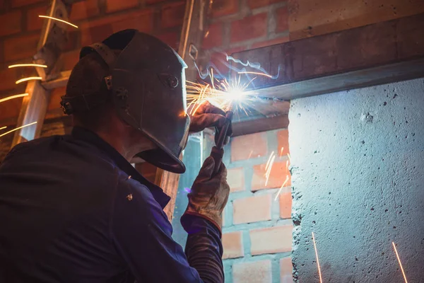 Soldadora. El hombre trabaja como una máquina de soldadura —  Fotos de Stock