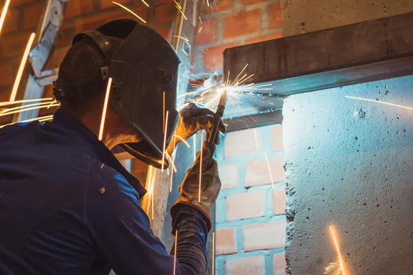 Soldadora. El hombre trabaja como una máquina de soldadura —  Fotos de Stock