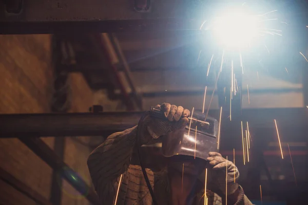 Soldadora. El hombre trabaja como una máquina de soldadura —  Fotos de Stock