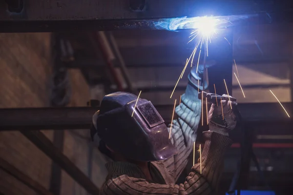 焊接机。男人工作作为焊接机 — 图库照片