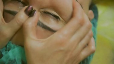 Kozmetik yüz maskesi. Kız bir güzellik salonu yapmak için yüz maskesi