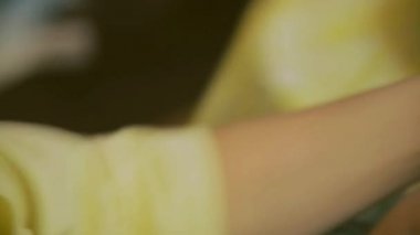 Kozmetik yüz maskesi. Kız bir güzellik salonu yapmak için yüz maskesi