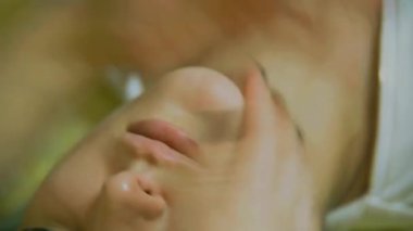 Kozmetik yüz maskesi. Kız bir güzellik salonu yapmak için yüz maskesi