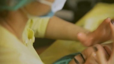 Kozmetik yüz maskesi. Kız bir güzellik salonu yapmak için yüz maskesi