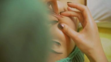 Kozmetik yüz maskesi. Kız bir güzellik salonu yapmak için yüz maskesi