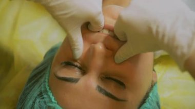 Kozmetik yüz maskesi. Kız bir güzellik salonu yapmak için yüz maskesi