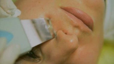 Kozmetik yüz maskesi. Kız bir güzellik salonu yapmak için yüz maskesi