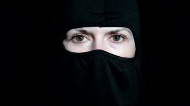 Kız suçlu. Siyah bir maske kız.