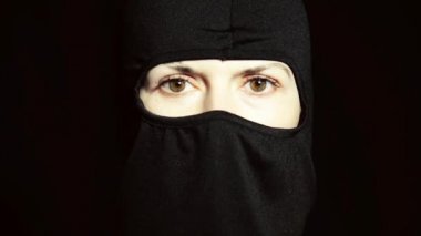 Kız suçlu. Siyah bir maske kız.