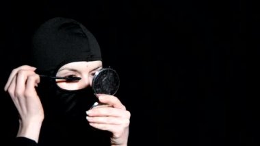 Kız suçlu. Siyah bir maske kız.
