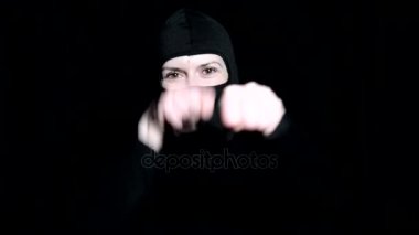 Kız suçlu. Siyah bir maske kız.