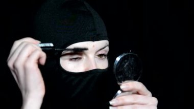 Kız suçlu. Siyah bir maske kız.