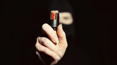 Kız suçlu. Siyah bir maske kız.