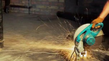 Kaynak Makinası. Adam bir kaynak makinası çalışıyor