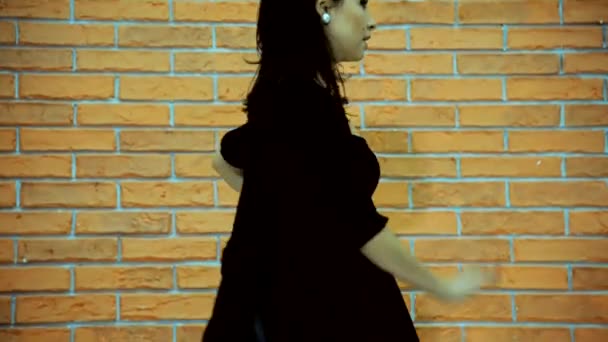 社会舞蹈。在莎莎大厅跳舞的女孩 — 图库视频影像