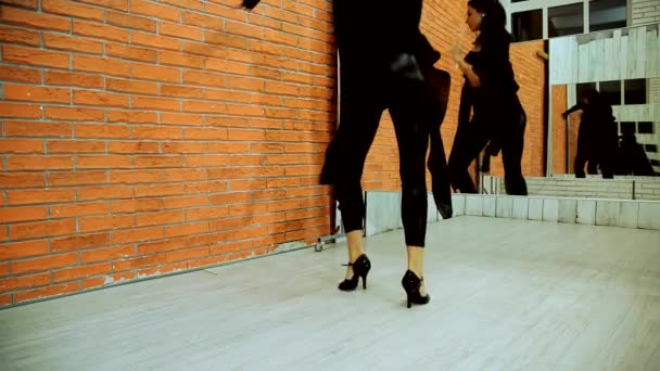 Danses sociales. Fille dansant dans le hall de la Salsa — Video