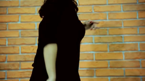 Bailes sociales. Chica bailando en la sala de Salsa — Vídeos de Stock