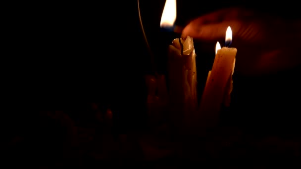一朵风干的玫瑰旁边的桌子上的蜡烛 — 图库视频影像